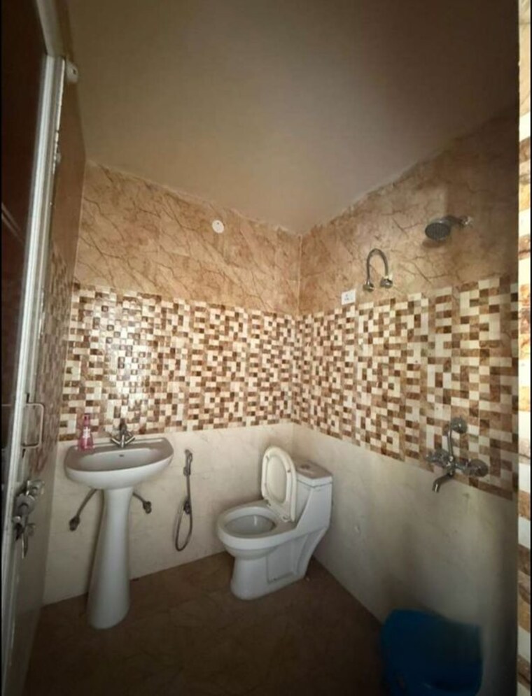 Bathroom, gomti nagar 3 Bedroom 1700 Sq.Ft. Apartment In Gomti Nagar Lucknow 10519946