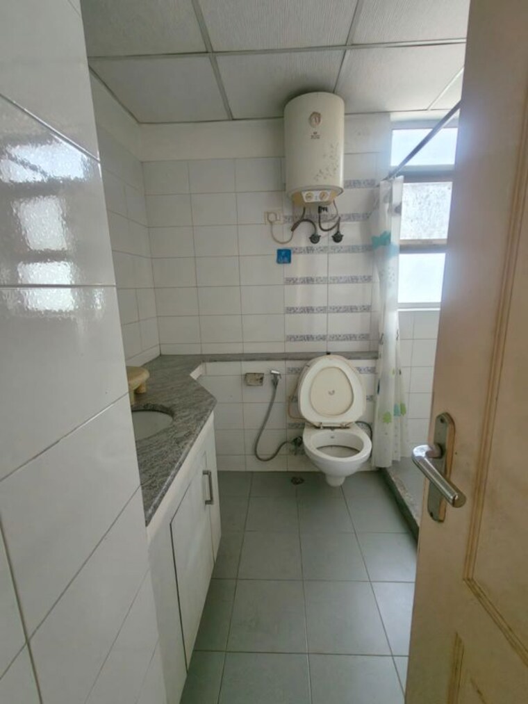 Bathroom, bestech-park-view-residency 3 Bedroom 1804 Sq.Ft. Apartment In Sector 3 Gurgaon 10522142