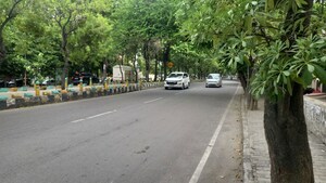 Parking in  Showroom at R Square Gomti Nagar, Gomti Nagar – for Rent