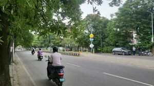 Parking in  Showroom at R Square Gomti Nagar, Gomti Nagar – for Rent