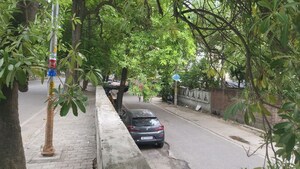Parking in  Showroom at R Square Gomti Nagar, Gomti Nagar – for Rent