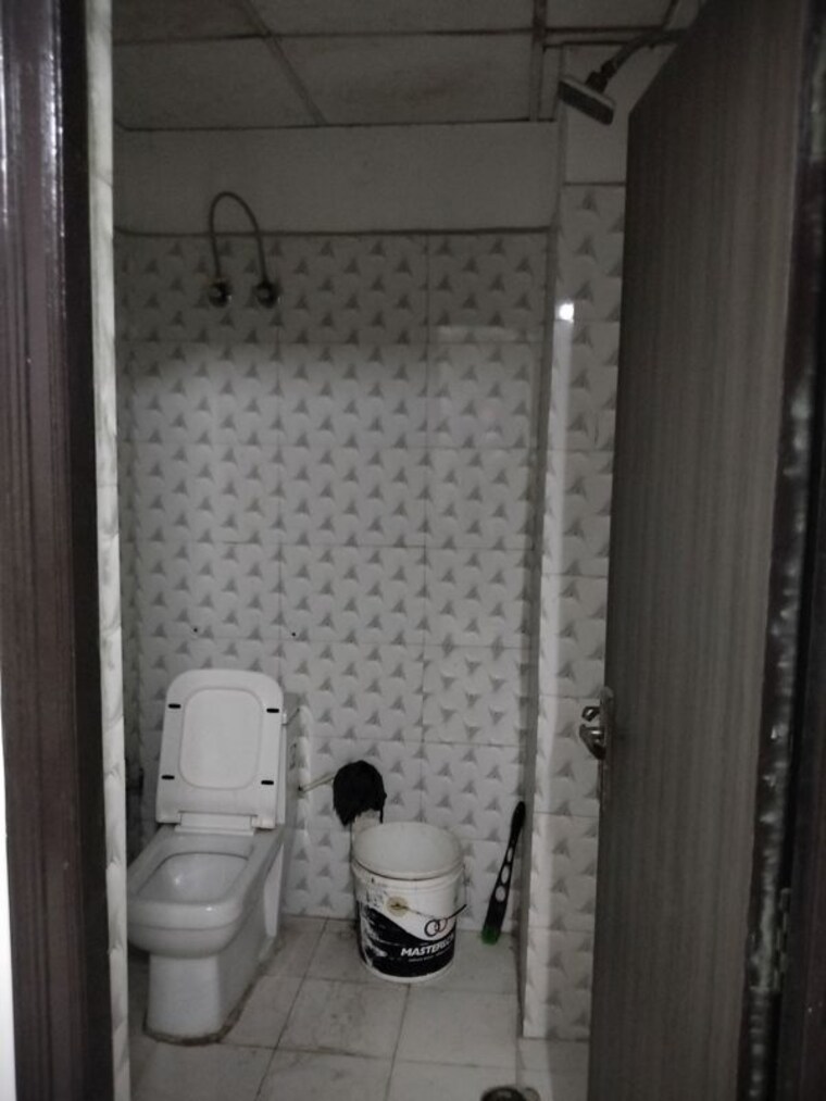 Bathroom, creators-gayatri-vatika 1 Bedroom 600 Sq.Ft. Builder Floor In Sector 123 Noida 10522258