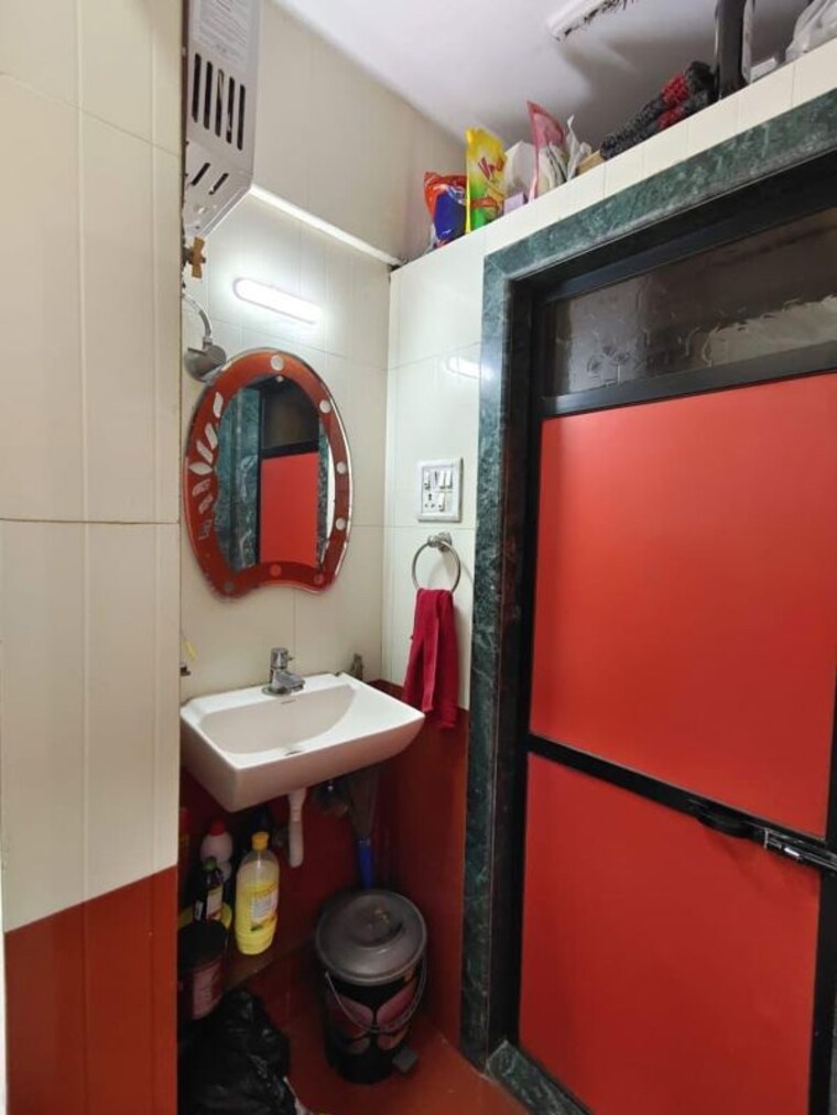 Bathroom, lok-darshan 1 Bedroom 500 Sq.Ft. Apartment In Andheri East Mumbai 10522320