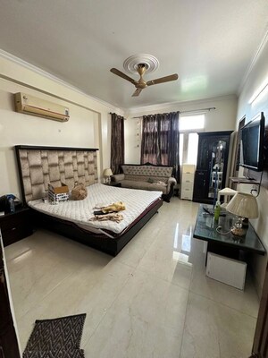 Living Room in 4 BHK Apartment at DLF The Summit, Dlf Phase V – for Sale