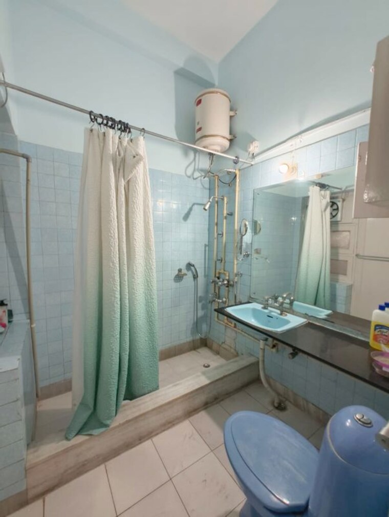 Bathroom, greater kailash i 3 Bedroom 300 Sq.Yd. Builder Floor In Greater Kailash I Delhi 10522365
