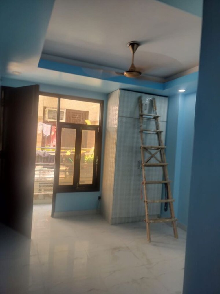 Room, south delhi 3 Bedroom 100 Sq.Yd. Apartment In South Delhi Delhi 10522366