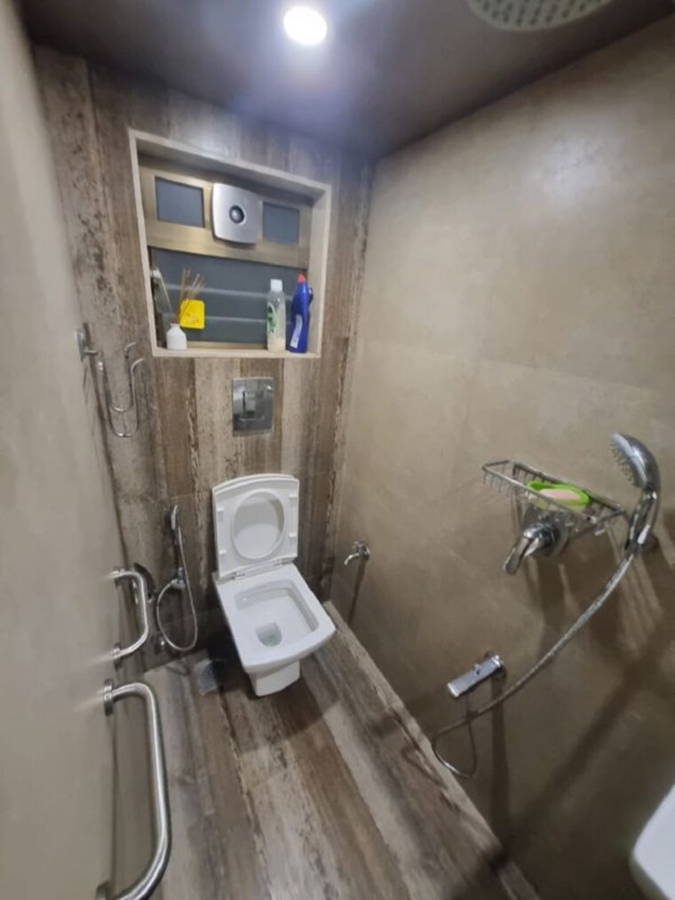 Bathroom, khar west 1 Bedroom 500 Sq.Ft. Apartment In Khar West Mumbai 10522373