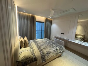 Bedroom in 3 BHK Apartment at Santacruz West – for Rent
