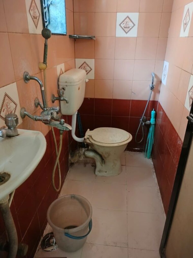 Bathroom, shreerang-chs 2 Bedroom 650 Sq.Ft. Apartment In Shrirang Society Thane 10522368