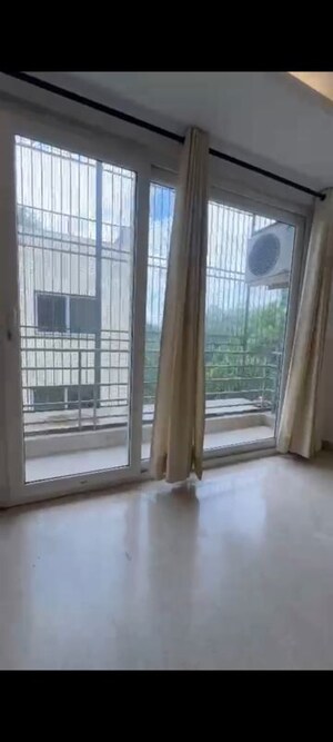 Room in 3 BHK Builder Floor at Defence Colony – for Rent