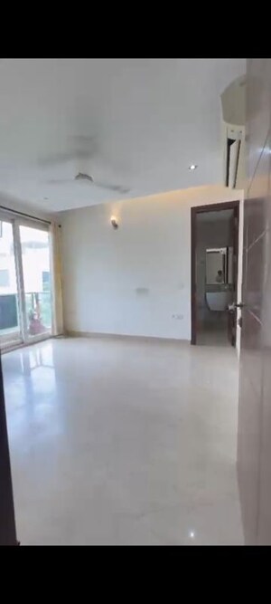 Room in 3 BHK Builder Floor at Defence Colony – for Rent