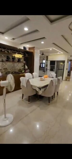 Team Area in 5 BHK Builder Floor at Indrapuram – for Sale