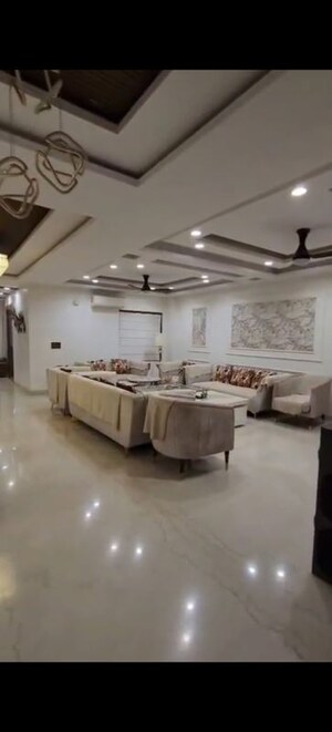 Team Area in 5 BHK Builder Floor at Indrapuram – for Sale