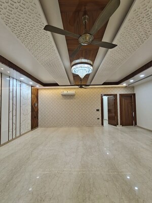 Room in 5 BHK Builder Floor at Vaishali Sector 9 – for Sale