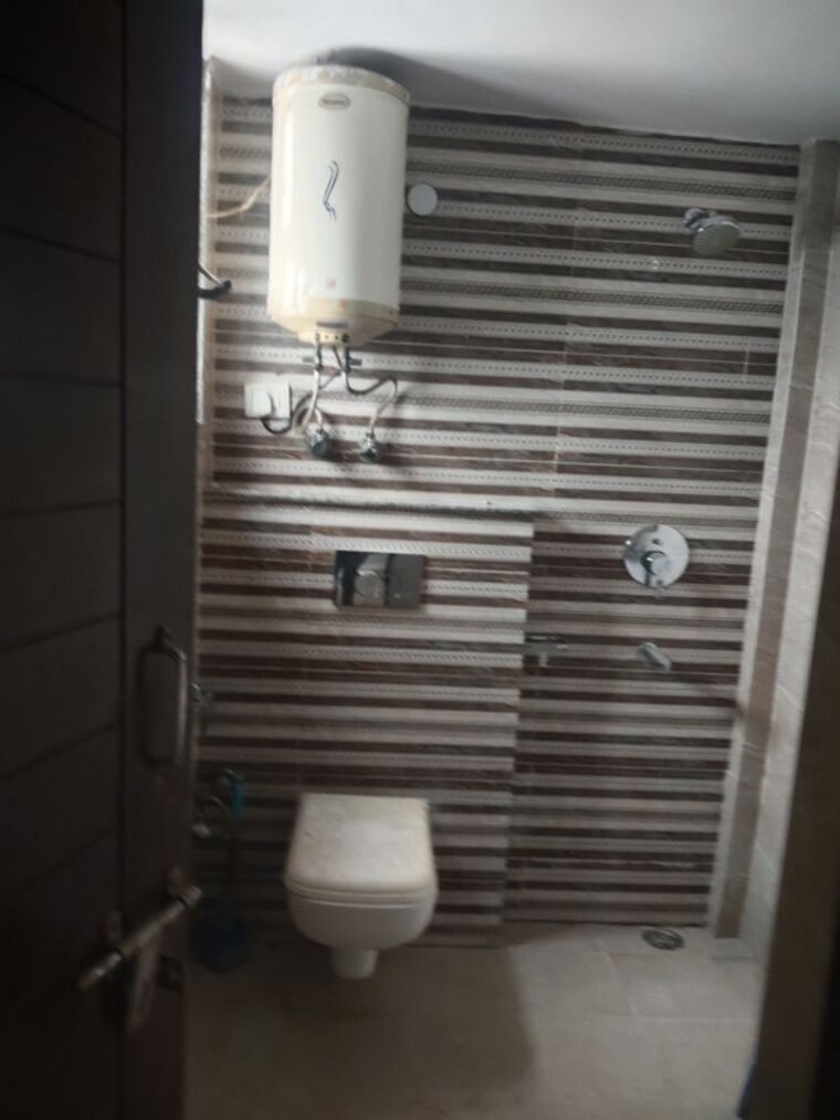 Bathroom, sector 46 3 Bedroom 1300 Sq.Ft. Apartment In Sector 46 Faridabad 10522737
