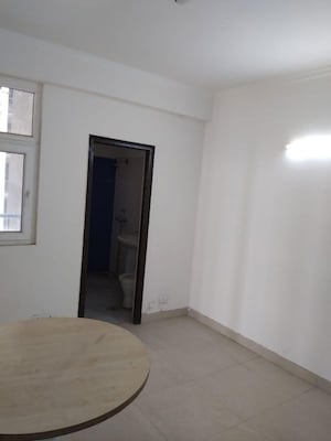 Room in 4 BHK Apartment at Windsor Paradise 2, Raj Nagar Extension – for Rent