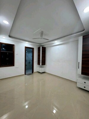 Room in 3 BHK Apartment at Chattarpur – for Rent