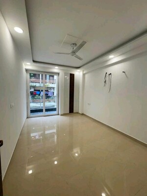 Room in 3 BHK Apartment at Chattarpur – for Rent