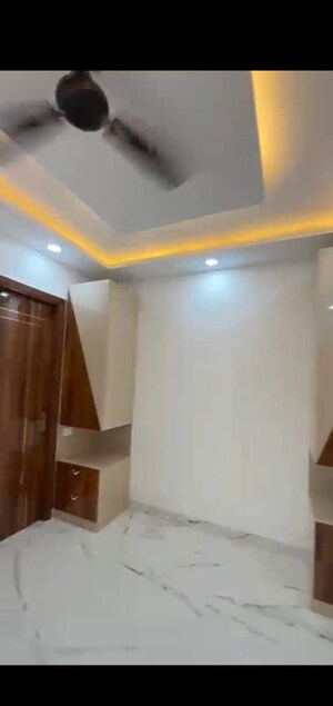 Furnished Amenities in 4 BHK Builder Floor at Mahavir Enclave – for Sale