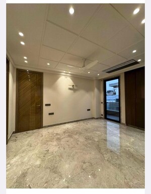 Room in 4 BHK Builder Floor at South Extension ii – for Rent