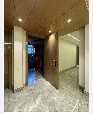 Room in 4 BHK Builder Floor at South Extension ii – for Rent