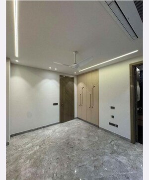 Room in 4 BHK Builder Floor at South Extension ii – for Rent