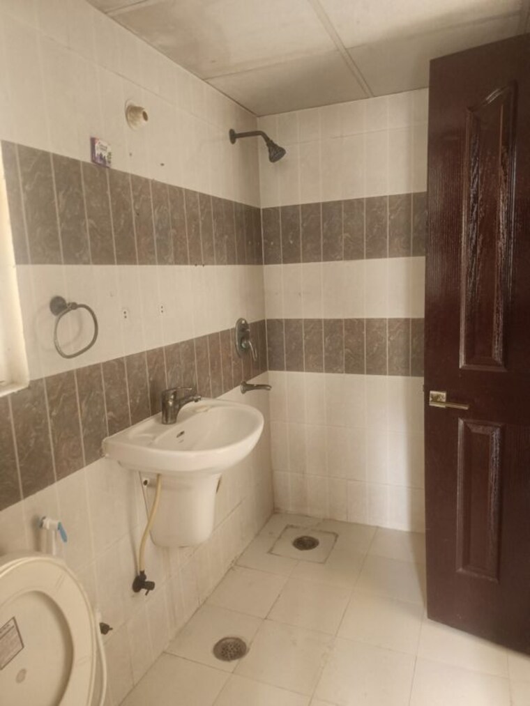Bathroom, jm-orchid 2.5 Bedroom 1178 Sq.Ft. Apartment In Sector 76 Noida 10523245