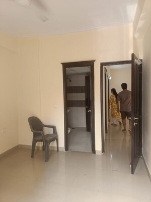 Furnished Amenities in 2.5 BHK Apartment at Jm Orchid, Sector 76 – for Rent