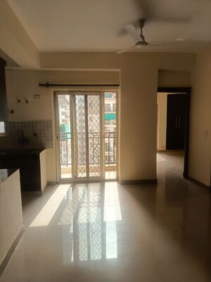 Room in 3 BHK Apartment at Noida Central – for Rent