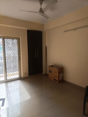 Room in 3 BHK Apartment at Noida Central – for Rent