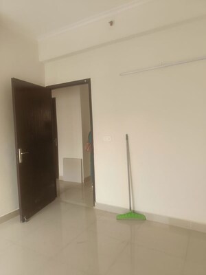 Room in 3 BHK Apartment at Noida Central – for Rent