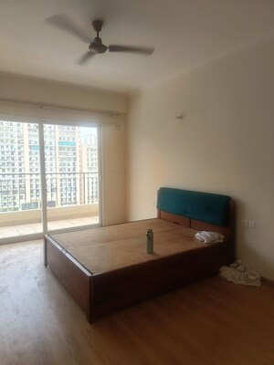 Room in 3 BHK Apartment at Noida Central – for Rent