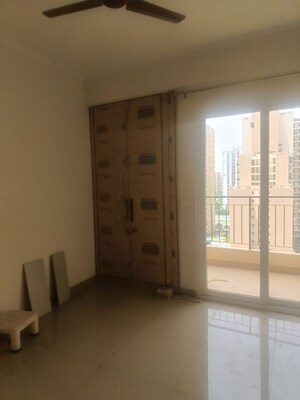 Room in 3 BHK Apartment at Noida Central – for Rent