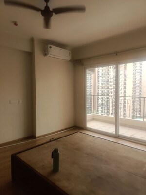Room in 3 BHK Apartment at Noida Central – for Rent