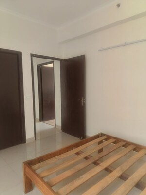 Room in 3 BHK Apartment at Noida Central – for Rent