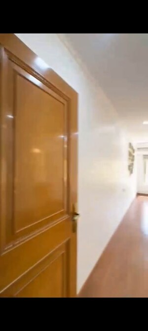 Room in 3 BHK Apartment at Juhu Scheme, Juhu – for Rent