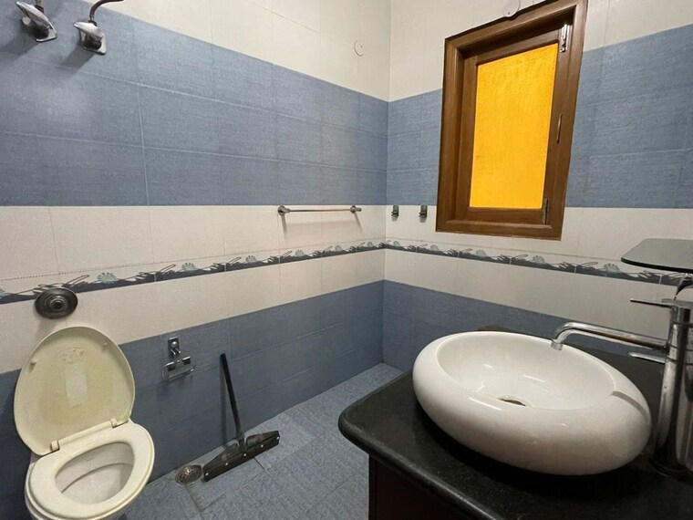 Bathroom, sector 46 3 Bedroom 2500 Sq.Ft. Independent House In Sector 46 Noida 10523680