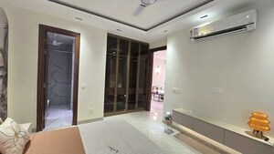 Room in 4 BHK Builder Floor at Sector 21 – for Rent