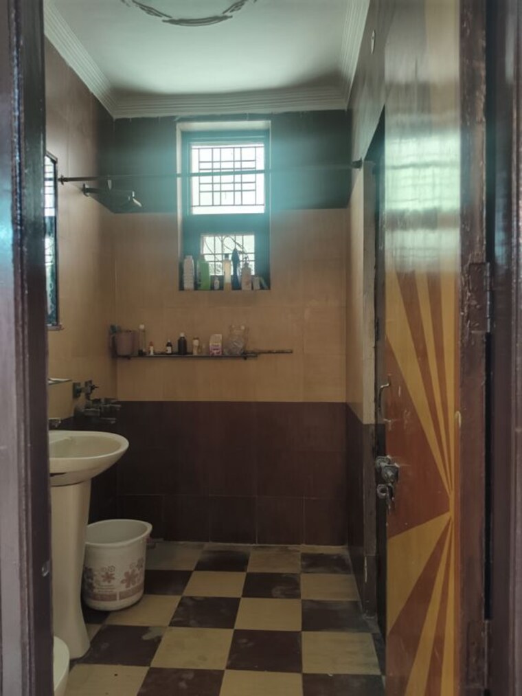 Washroom, sector 37 3 Bedroom 1600 Sq.Ft. Builder Floor In Sector 37 Faridabad 10523774