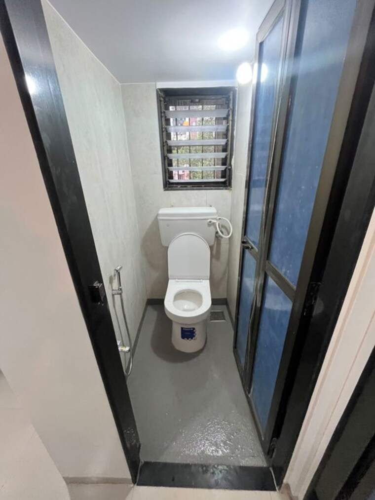 Washroom, naupada 1 RK 350 Sq.Ft. Apartment In Naupada Thane 10523778