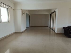 Room in 3 BHK Apartment at Crystal Isle Apartment, Goregaon East – for Sale