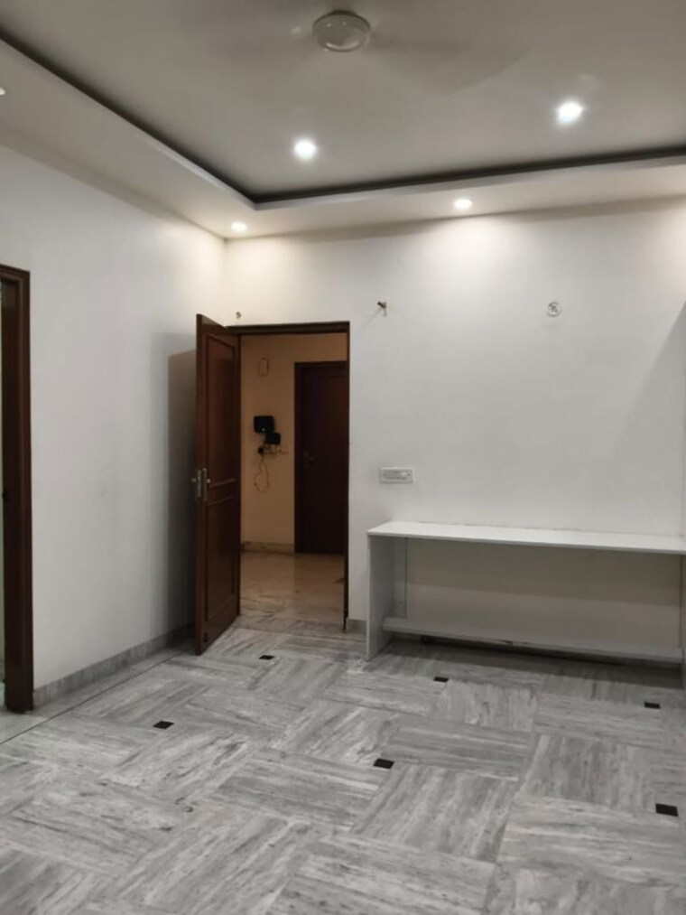 Room, rwa-apartments-sector-41 3 Bedroom 250 Sq.Mt. Independent House In Sector 41 Noida 10523905