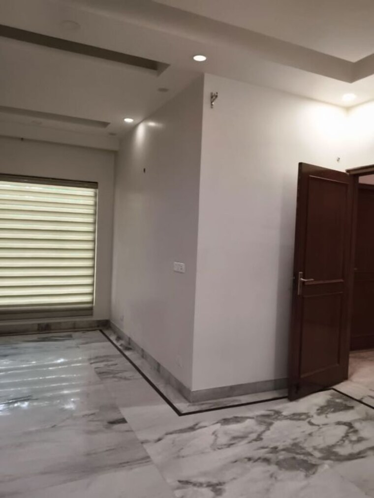 Room, rwa-apartments-sector-41 3 Bedroom 250 Sq.Mt. Independent House In Sector 41 Noida 10523905