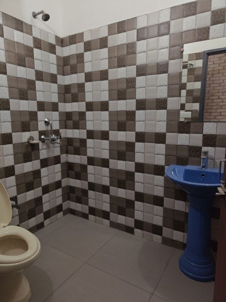 Bathroom, sector 23a 2 Bedroom 800 Sq.Ft. Builder Floor In Sector 23a Gurgaon 10523919