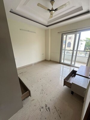 Room in 3 BHK Builder Floor at Sector 21 – for Rent