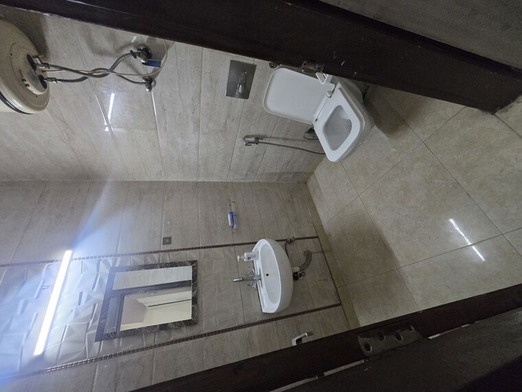 Bathroom, lajpat nagar ii 1.5 Bedroom 650 Sq.Ft. Builder Floor In Lajpat Nagar ii Delhi 10524053