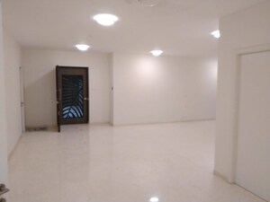 Room in 4 BHK Apartment at Kalpataru Solitaire, Juhu – for Rent