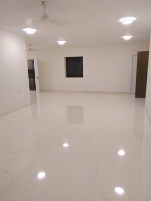 Room in 4 BHK Apartment at Kalpataru Solitaire, Juhu – for Rent