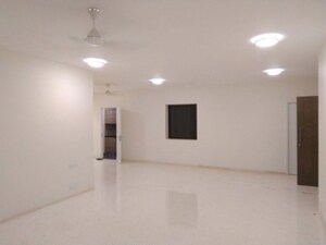 Room in 4 BHK Apartment at Kalpataru Solitaire, Juhu – for Rent