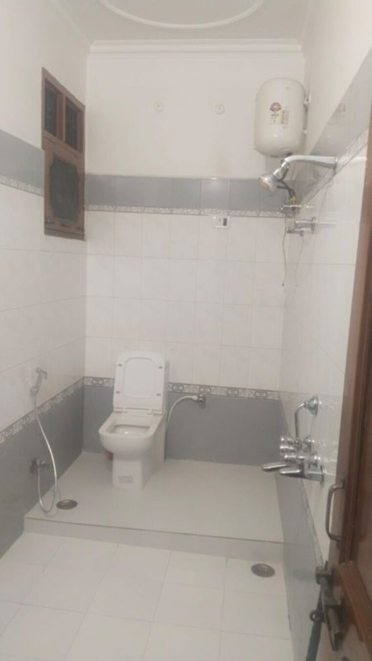 Bathroom, gomti nagar 1 RK 400 Sq.Ft. Builder Floor In Gomti Nagar Lucknow 10524169